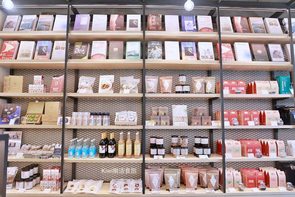 南投新景點日月町複合式商場|埔里日月潭最美的休息站,純白系韓風TSUTAYA BOOKSTORE.網美打卡熱點.南投超強隱藏景點美食~國六愛蘭出口交流道下 南投新景點推薦日月町複合式商場.南投埔里景點日月潭最美的休息站.純白系韓風TSUTAYA BOOKSTORE.網美打卡熱點.南投超強隱藏景點美食.南投美食.南投咖啡館.國六愛蘭出口交流道下.日式WIRED CAFE洋食餐廳.南投在地選品伴手禮.餐車市集.文創市集.加油站.充電站.南投伴手禮.埔里伴手禮.kiwi樂活食旅部落客推薦南投好吃好玩新景點