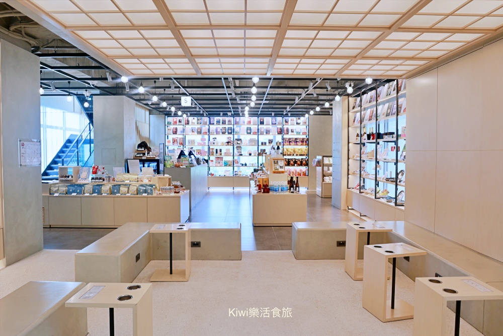 南投新景點日月町複合式商場|埔里日月潭最美的休息站,純白系韓風TSUTAYA BOOKSTORE.網美打卡熱點.南投超強隱藏景點美食~國六愛蘭出口交流道下 南投新景點推薦日月町複合式商場.南投埔里景點日月潭最美的休息站.純白系韓風TSUTAYA BOOKSTORE.網美打卡熱點.南投超強隱藏景點美食.南投美食.南投咖啡館.國六愛蘭出口交流道下.日式WIRED CAFE洋食餐廳.南投在地選品伴手禮.餐車市集.文創市集.加油站.充電站.南投伴手禮.埔里伴手禮.kiwi樂活食旅部落客推薦南投好吃好玩新景點