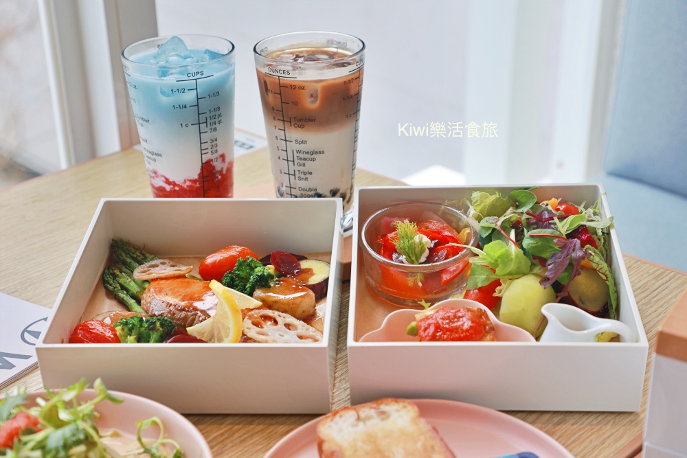 南投新景點日月町複合式商場|埔里日月潭最美的休息站,純白系韓風TSUTAYA BOOKSTORE.網美打卡熱點.南投超強隱藏景點美食~國六愛蘭出口交流道下 南投新景點推薦日月町複合式商場.南投埔里景點日月潭最美的休息站.純白系韓風TSUTAYA BOOKSTORE.網美打卡熱點.南投超強隱藏景點美食.南投美食.南投咖啡館.國六愛蘭出口交流道下.日式WIRED CAFE洋食餐廳.南投在地選品伴手禮.餐車市集.文創市集.加油站.充電站.南投伴手禮.埔里伴手禮.kiwi樂活食旅部落客推薦南投好吃好玩新景點