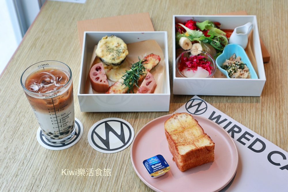 南投新景點日月町複合式商場|埔里日月潭最美的休息站,純白系韓風TSUTAYA BOOKSTORE.網美打卡熱點.南投超強隱藏景點美食~國六愛蘭出口交流道下 南投新景點推薦日月町複合式商場.南投埔里景點日月潭最美的休息站.純白系韓風TSUTAYA BOOKSTORE.網美打卡熱點.南投超強隱藏景點美食.南投美食.南投咖啡館.國六愛蘭出口交流道下.日式WIRED CAFE洋食餐廳.南投在地選品伴手禮.餐車市集.文創市集.加油站.充電站.南投伴手禮.埔里伴手禮.kiwi樂活食旅部落客推薦南投好吃好玩新景點