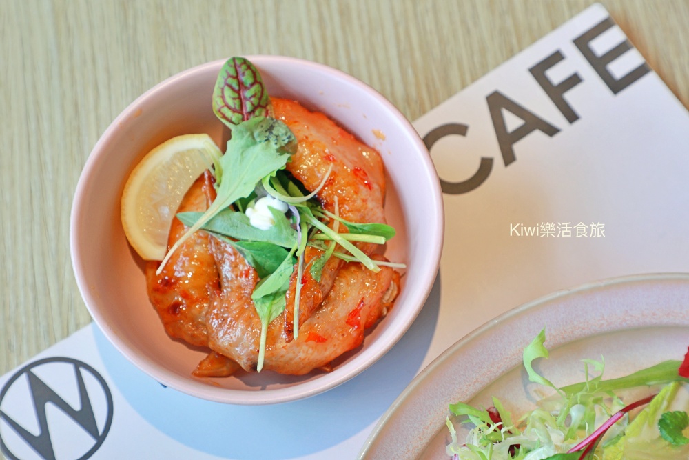 南投新景點日月町複合式商場|埔里日月潭最美的休息站,純白系韓風TSUTAYA BOOKSTORE.網美打卡熱點.南投超強隱藏景點美食~國六愛蘭出口交流道下 南投新景點推薦日月町複合式商場.南投埔里景點日月潭最美的休息站.純白系韓風TSUTAYA BOOKSTORE.網美打卡熱點.南投超強隱藏景點美食.南投美食.南投咖啡館.國六愛蘭出口交流道下.日式WIRED CAFE洋食餐廳.南投在地選品伴手禮.餐車市集.文創市集.加油站.充電站.南投伴手禮.埔里伴手禮.kiwi樂活食旅部落客推薦南投好吃好玩新景點