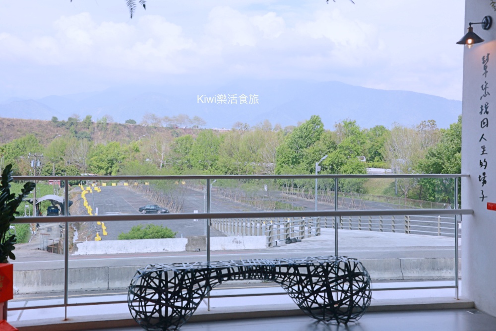 南投新景點日月町複合式商場|埔里日月潭最美的休息站,純白系韓風TSUTAYA BOOKSTORE.網美打卡熱點.南投超強隱藏景點美食~國六愛蘭出口交流道下 南投新景點推薦日月町複合式商場.南投埔里景點日月潭最美的休息站.純白系韓風TSUTAYA BOOKSTORE.網美打卡熱點.南投超強隱藏景點美食.南投美食.南投咖啡館.國六愛蘭出口交流道下.日式WIRED CAFE洋食餐廳.南投在地選品伴手禮.餐車市集.文創市集.加油站.充電站.南投伴手禮.埔里伴手禮.kiwi樂活食旅部落客推薦南投好吃好玩新景點