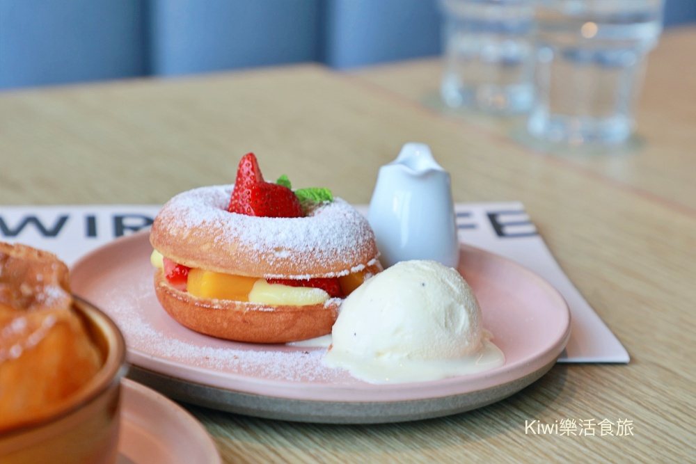 南投新景點日月町複合式商場|埔里日月潭最美的休息站,純白系韓風TSUTAYA BOOKSTORE.網美打卡熱點.南投超強隱藏景點美食~國六愛蘭出口交流道下 南投新景點推薦日月町複合式商場.南投埔里景點日月潭最美的休息站.純白系韓風TSUTAYA BOOKSTORE.網美打卡熱點.南投超強隱藏景點美食.南投美食.南投咖啡館.國六愛蘭出口交流道下.日式WIRED CAFE洋食餐廳.南投在地選品伴手禮.餐車市集.文創市集.加油站.充電站.南投伴手禮.埔里伴手禮.kiwi樂活食旅部落客推薦南投好吃好玩新景點