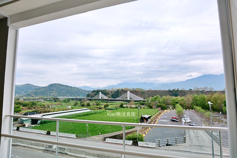 南投新景點日月町複合式商場|埔里日月潭最美的休息站,純白系韓風TSUTAYA BOOKSTORE.網美打卡熱點.南投超強隱藏景點美食~國六愛蘭出口交流道下 南投新景點推薦日月町複合式商場.南投埔里景點日月潭最美的休息站.純白系韓風TSUTAYA BOOKSTORE.網美打卡熱點.南投超強隱藏景點美食.南投美食.南投咖啡館.國六愛蘭出口交流道下.日式WIRED CAFE洋食餐廳.南投在地選品伴手禮.餐車市集.文創市集.加油站.充電站.南投伴手禮.埔里伴手禮.kiwi樂活食旅部落客推薦南投好吃好玩新景點