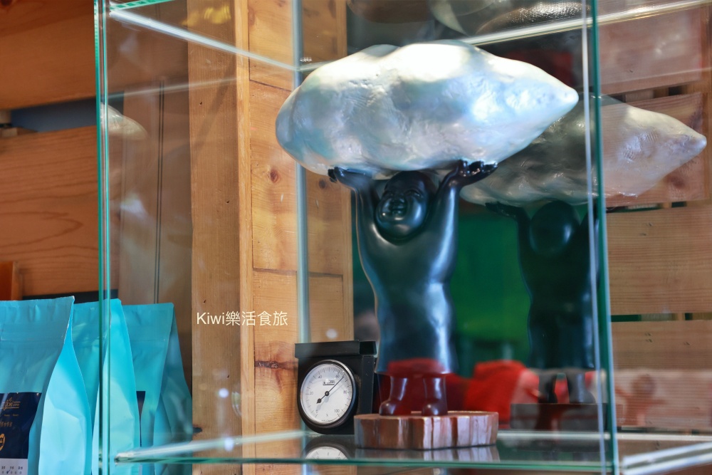 台中北區隱藏版咖啡館.北區咖啡推薦目標咖啡我是熊銅雕藝術.文化藝術.虹吸手沖咖啡.迷你圖書館近科博館周邊美食.kiwi樂活食旅部落客推薦台中咖啡館
