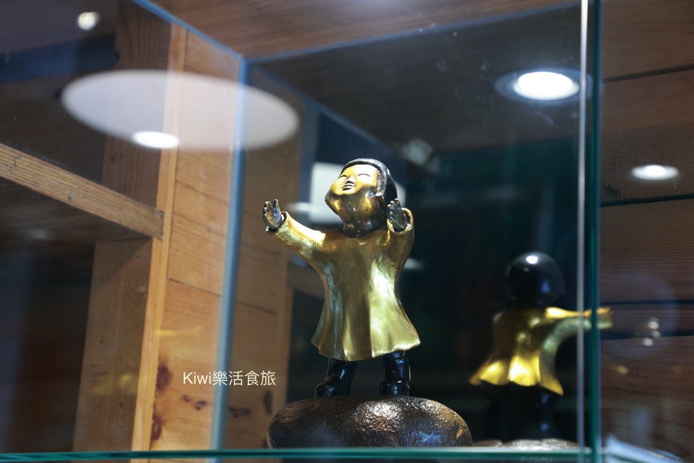 台中北區隱藏版咖啡館.北區咖啡推薦目標咖啡我是熊銅雕藝術.文化藝術.虹吸手沖咖啡.迷你圖書館近科博館周邊美食.kiwi樂活食旅部落客推薦台中咖啡館