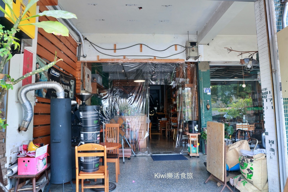 台中北區隱藏版咖啡館.北區咖啡推薦目標咖啡我是熊銅雕藝術.文化藝術.虹吸手沖咖啡.迷你圖書館近科博館周邊美食.kiwi樂活食旅部落客推薦台中咖啡館