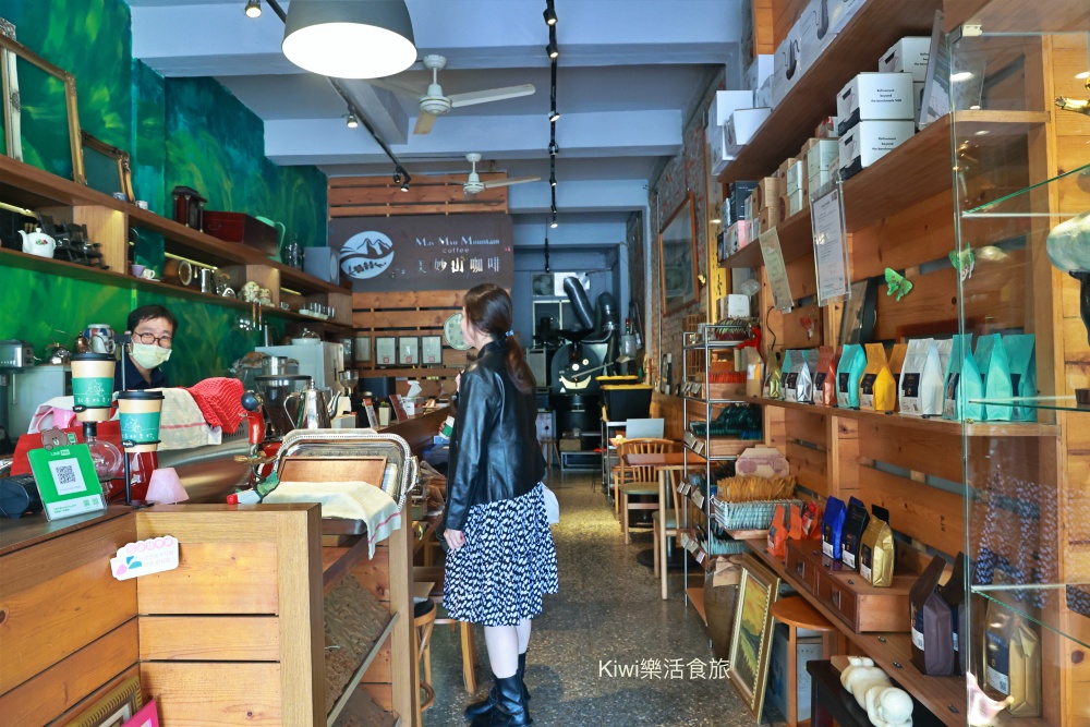台中北區隱藏版咖啡館.北區咖啡推薦目標咖啡我是熊銅雕藝術.文化藝術.虹吸手沖咖啡.迷你圖書館近科博館周邊美食.kiwi樂活食旅部落客推薦台中咖啡館