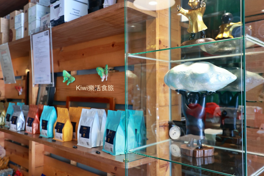台中北區隱藏版咖啡館.北區咖啡推薦目標咖啡我是熊銅雕藝術.文化藝術.虹吸手沖咖啡.迷你圖書館近科博館周邊美食.kiwi樂活食旅部落客推薦台中咖啡館