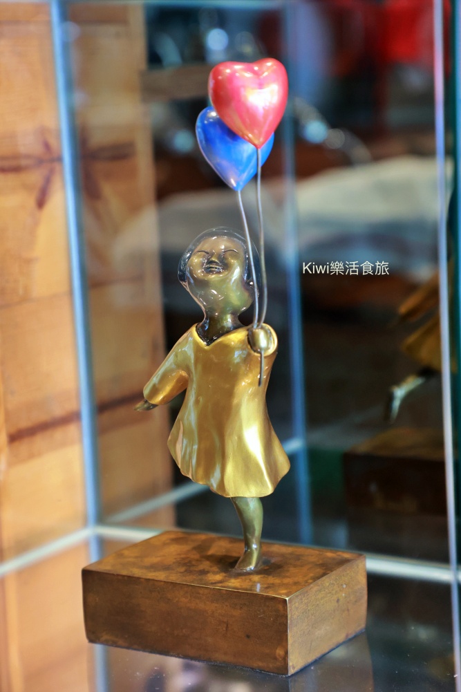 台中北區隱藏版咖啡館.北區咖啡推薦目標咖啡我是熊銅雕藝術.文化藝術.虹吸手沖咖啡.迷你圖書館近科博館周邊美食.kiwi樂活食旅部落客推薦台中咖啡館