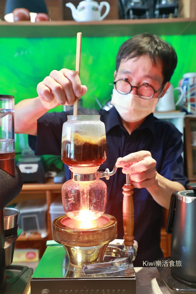 台中北區隱藏版咖啡館.北區咖啡推薦目標咖啡我是熊銅雕藝術.文化藝術.虹吸手沖咖啡.迷你圖書館近科博館周邊美食.kiwi樂活食旅部落客推薦台中咖啡館