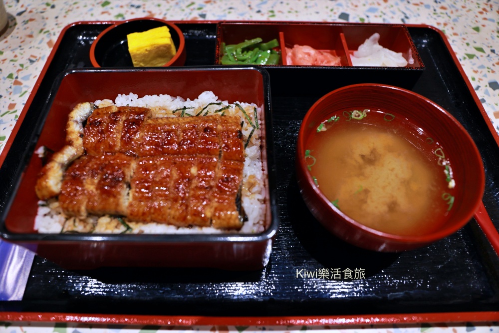 台中美食大江戶町鰻屋台中三井LaLaport店.kiwi樂活食旅部落客推薦台中東區美食鰻魚.夢幻鰻魚桶飯3吃.浦燒鰻重半尾.台中火車站周邊美食