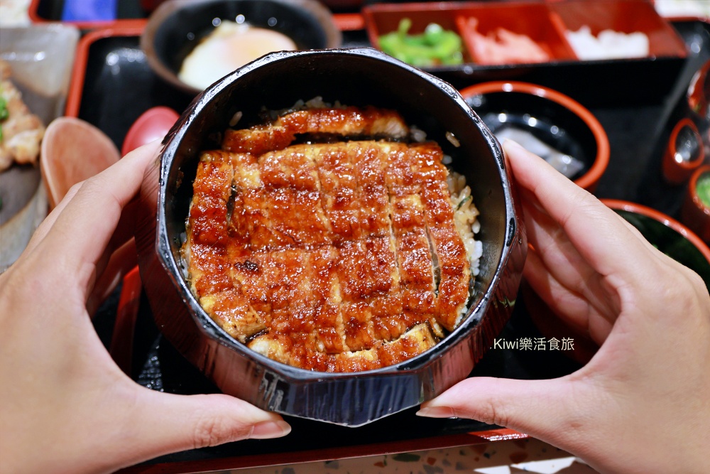 台中美食大江戶町鰻屋台中三井LaLaport店.kiwi樂活食旅部落客推薦台中東區美食鰻魚.夢幻鰻魚桶飯3吃.浦燒鰻重半尾.台中火車站周邊美食