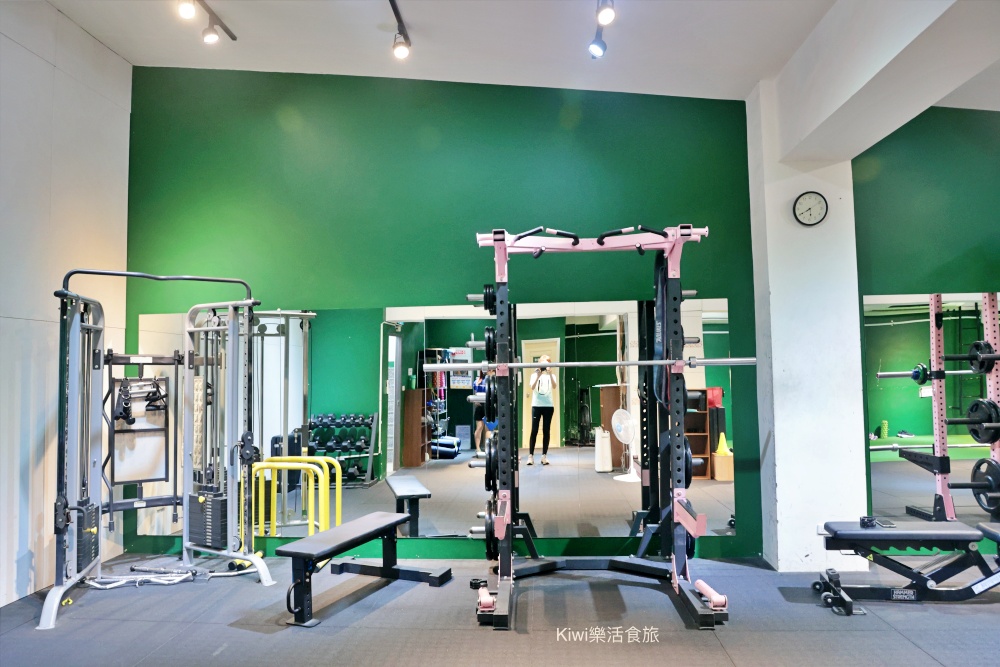 想找女性友善健身房?評價口碑最好的台南健身房.愛健身x動動好適能運動中心x好漾運動空間x倍速運動 台南健身房.台南北區健身房.台南女性 健身房.台南健身推薦不綁約.單堂教練課費用低.一對一教學.個人專屬健身課表.專屬健身教練.kiwi樂活食旅推薦台南運動健身