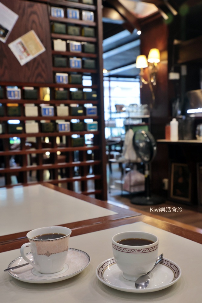 台中華泰咖啡|台中中區美食老派咖啡廳,日式簡餐、曼巴咖啡塞風煮壺出爐!近第二市場周邊美食 kiwi樂活食旅部落客推薦台中華泰咖啡.台中中區美食老派咖啡廳.日式簡餐.曼巴咖啡塞風煮壺出爐.近第二市場周邊美食.台中簡餐.台中咖啡.台中美食