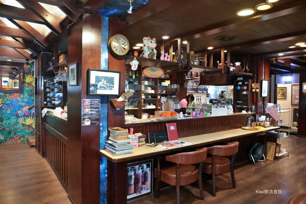 台中華泰咖啡|台中中區美食老派咖啡廳,日式簡餐、曼巴咖啡塞風煮壺出爐!近第二市場周邊美食 kiwi樂活食旅部落客推薦台中華泰咖啡.台中中區美食老派咖啡廳.日式簡餐.曼巴咖啡塞風煮壺出爐.近第二市場周邊美食.台中簡餐.台中咖啡.台中美食