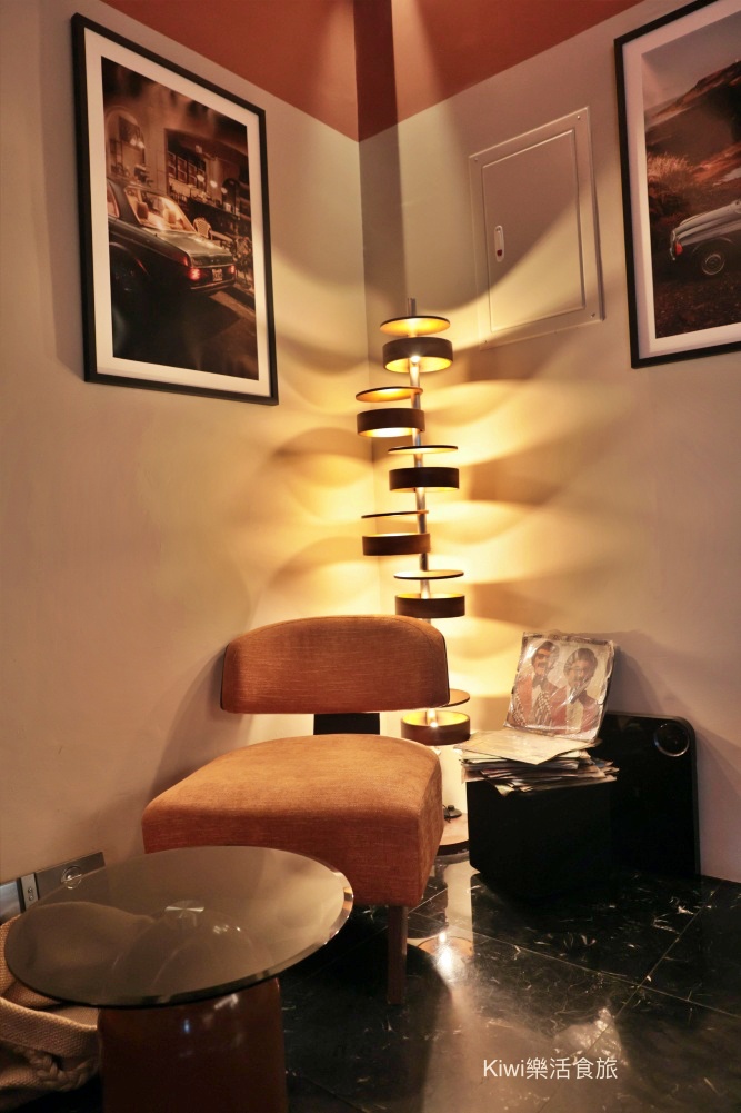 kiwi樂活食旅部落客推薦台中西區咖啡NEWSSTAND書報攤咖啡.網美打卡熱點咖啡館.猶如歐洲街頭的咖啡館.咖啡.甜點.鹹食