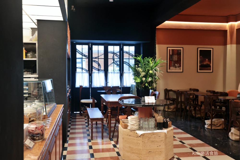 kiwi樂活食旅部落客推薦台中西區咖啡NEWSSTAND書報攤咖啡.網美打卡熱點咖啡館.猶如歐洲街頭的咖啡館.咖啡.甜點.鹹食