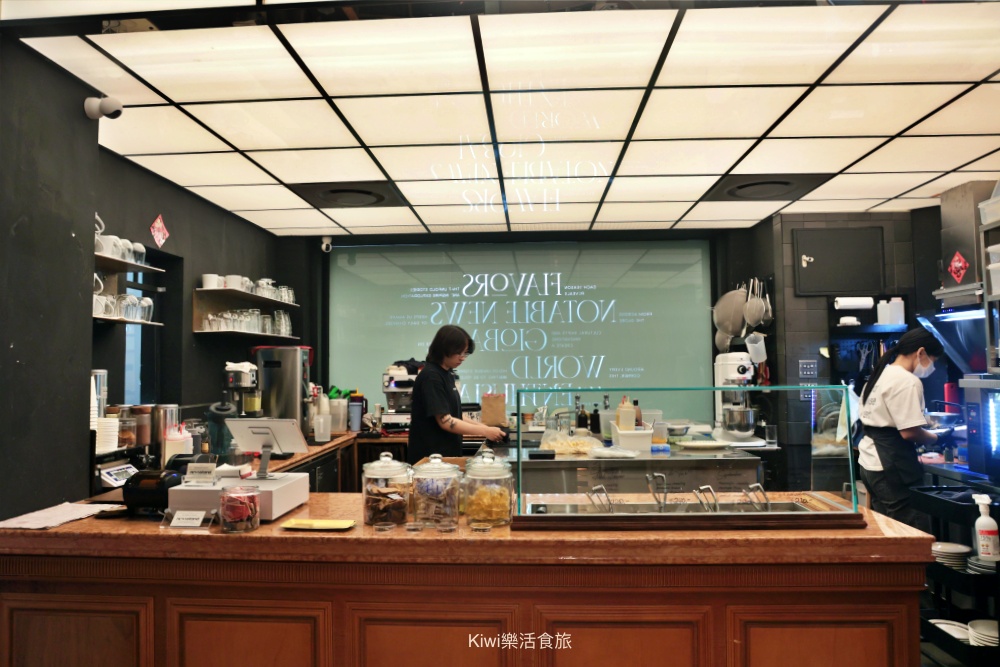 kiwi樂活食旅部落客推薦台中西區咖啡NEWSSTAND書報攤咖啡.網美打卡熱點咖啡館.猶如歐洲街頭的咖啡館.咖啡.甜點.鹹食