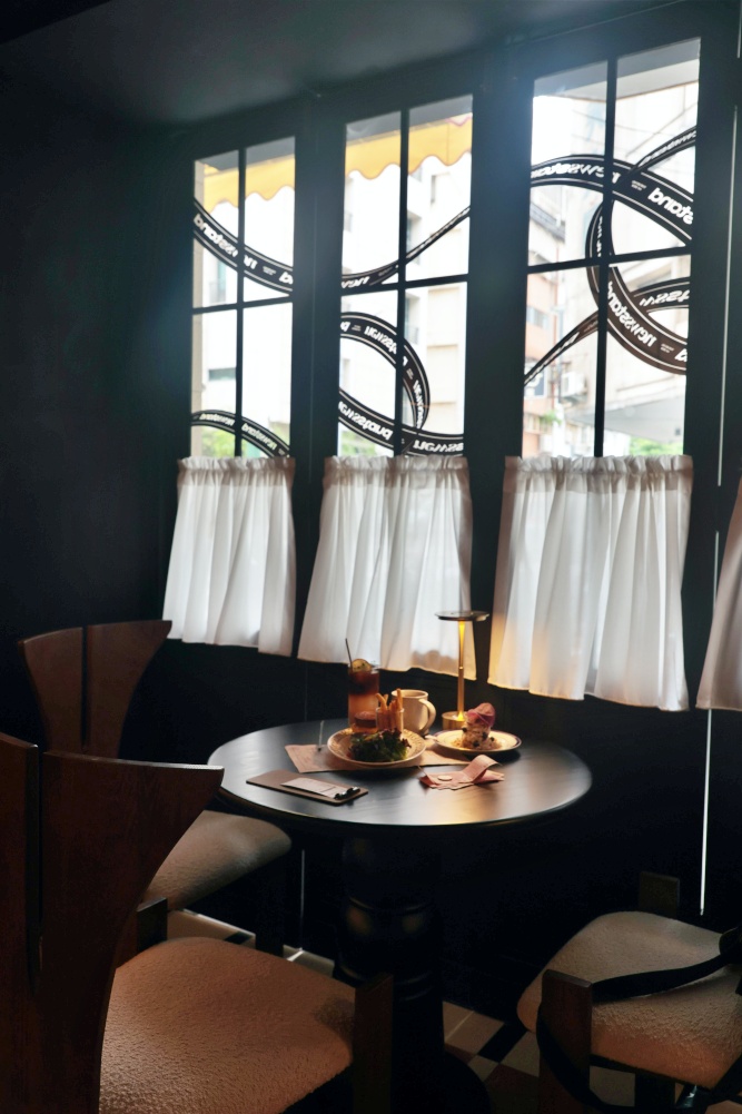 kiwi樂活食旅部落客推薦台中西區咖啡NEWSSTAND書報攤咖啡.網美打卡熱點咖啡館.猶如歐洲街頭的咖啡館.咖啡.甜點.鹹食