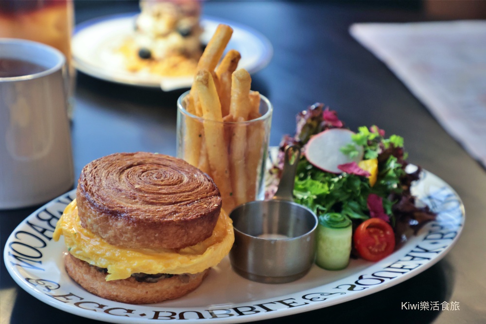 kiwi樂活食旅部落客推薦台中西區咖啡NEWSSTAND書報攤咖啡.網美打卡熱點咖啡館.猶如歐洲街頭的咖啡館.咖啡.甜點.鹹食