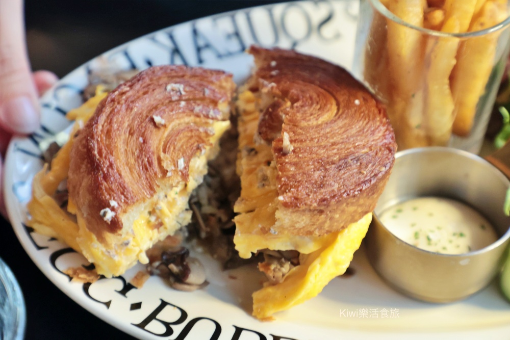 kiwi樂活食旅部落客推薦台中西區咖啡NEWSSTAND書報攤咖啡.網美打卡熱點咖啡館.猶如歐洲街頭的咖啡館.咖啡.甜點.鹹食