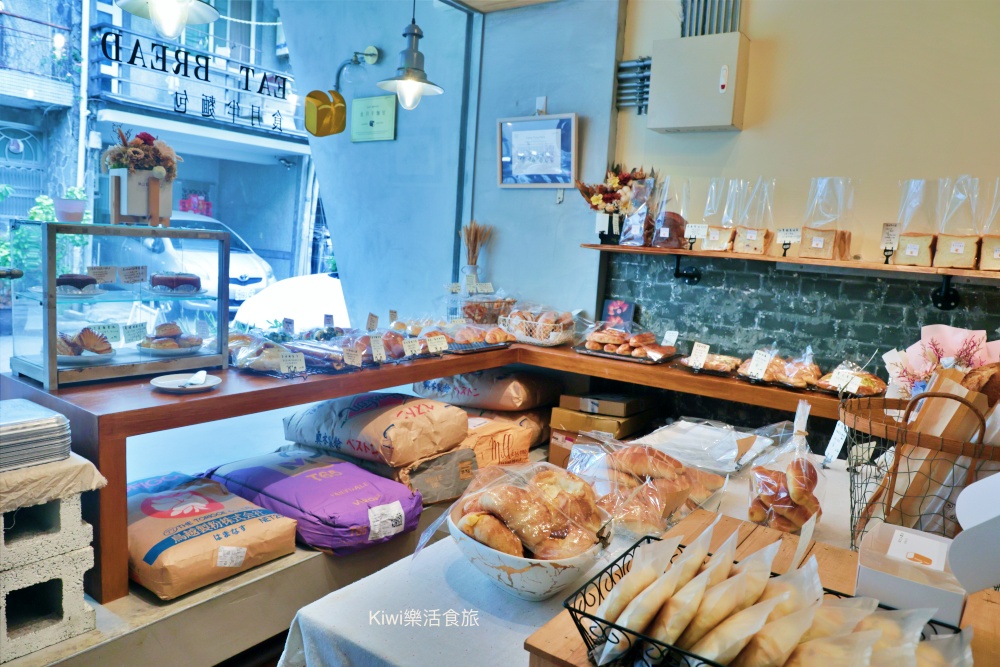kiwi樂活食旅部落客推薦台中食半月麵包.西區隱藏巷弄美食小店手作麵包.勤美商圈周邊美食.台中麵包推薦可頌.蔥麵包.吐司.蛋糕