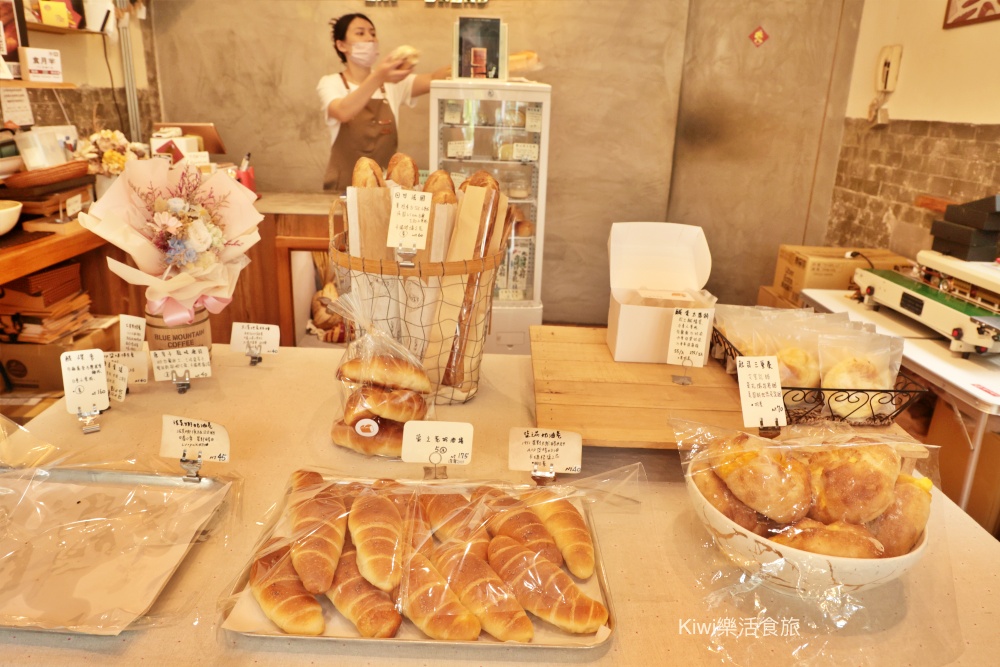 kiwi樂活食旅部落客推薦台中食半月麵包.西區隱藏巷弄美食小店手作麵包.勤美商圈周邊美食.台中麵包推薦可頌.蔥麵包.吐司.蛋糕