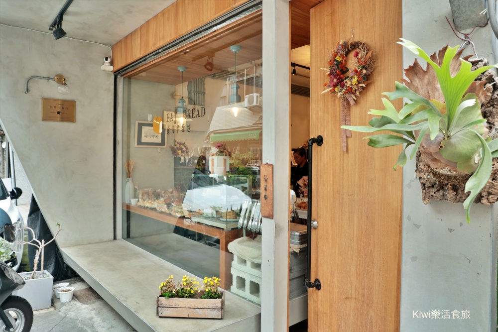 kiwi樂活食旅部落客推薦台中食半月麵包.西區隱藏巷弄美食小店手作麵包.勤美商圈周邊美食.台中麵包推薦可頌.蔥麵包.吐司.蛋糕