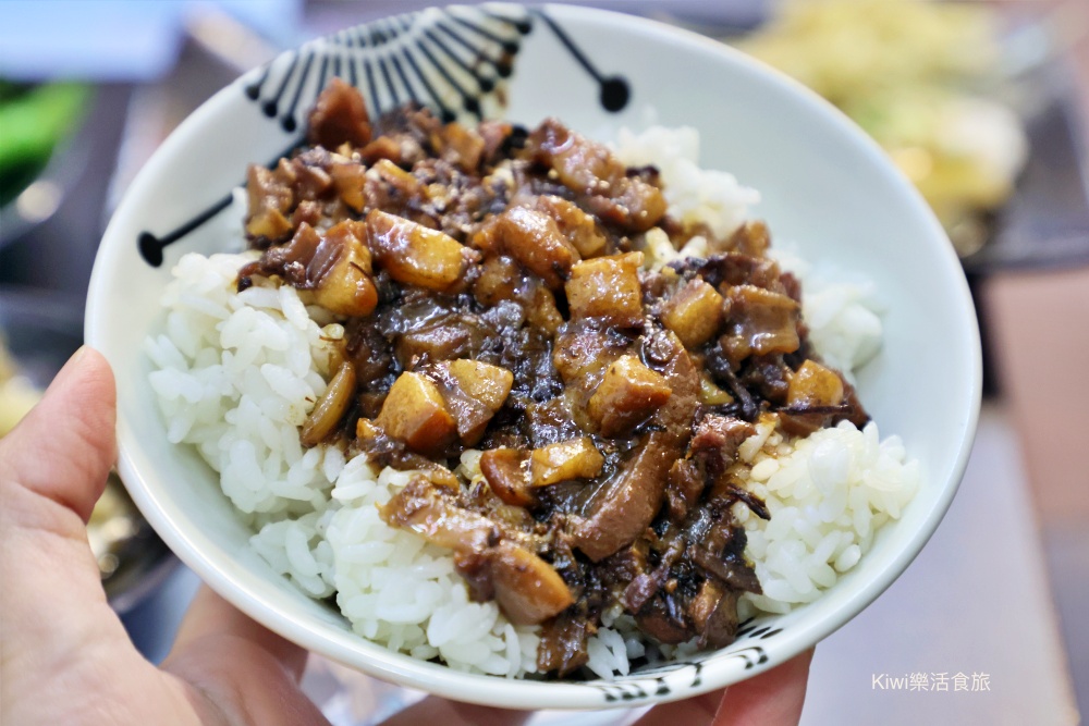 kiwi樂活食旅部落客推薦彰化市美食推薦台南深海鮢過魚湯彰化創始店.彰化現煮魚湯.近彰化魚市場周邊美食、民族路周邊美食.雙人套餐.魚湯.肉燥飯.小菜