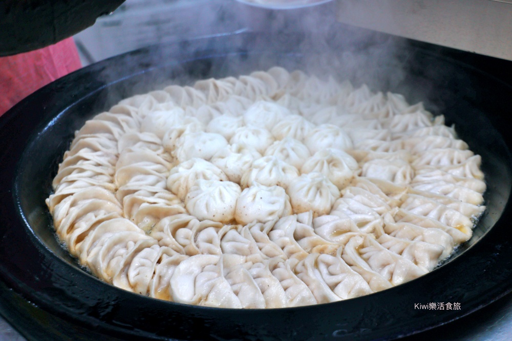 澳門美食小上海鍋貼︱上海鍋貼肉汁鮮美顆顆飽滿，澳門小吃必吃豬扒包也能吃得到唷！