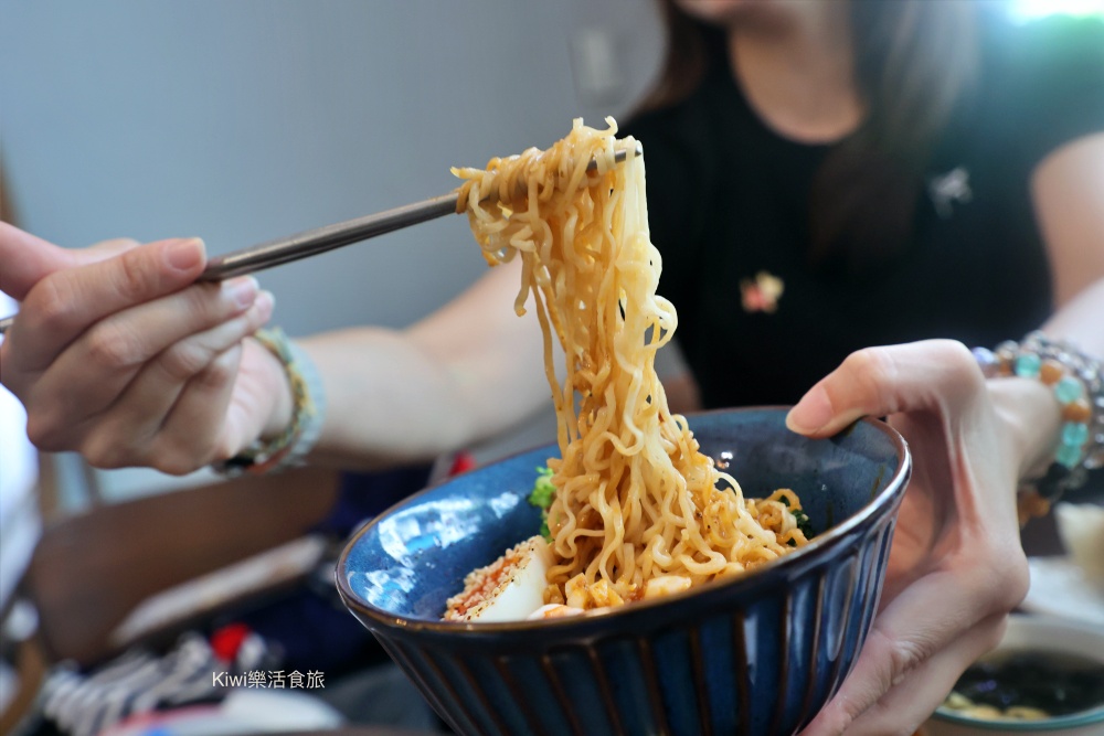 台中春鯉chunli︱台中中區美食哈爾濱闆娘的東北水餃.厚厚肉夾饃.春梅蘇打好喝又好拍,近柳川.台中火車站.中華夜市周邊美食 kiwi樂活食旅部落客推薦台中春鯉chunli.台中中區美食哈爾濱姑娘的東北水餃.厚厚肉夾饃.春梅蘇打好喝又好拍,近柳川.台中火車站.台中公園.日曜outlet天地.台中東協廣場.台中中華夜市周邊美食