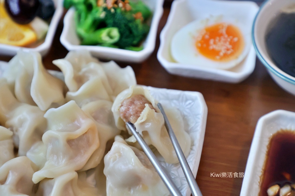 台中春鯉chunli︱台中中區美食哈爾濱闆娘的東北水餃.厚厚肉夾饃.春梅蘇打好喝又好拍,近柳川.台中火車站.中華夜市周邊美食 kiwi樂活食旅部落客推薦台中春鯉chunli.台中中區美食哈爾濱姑娘的東北水餃.厚厚肉夾饃.春梅蘇打好喝又好拍,近柳川.台中火車站.台中公園.日曜outlet天地.台中東協廣場.台中中華夜市周邊美食