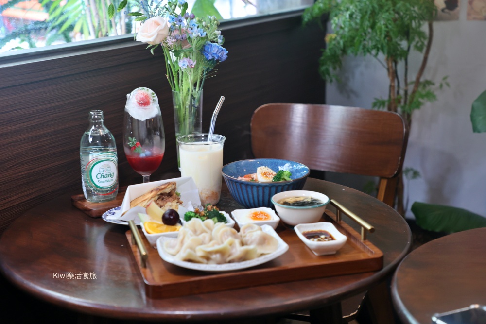 台中春鯉chunli︱台中中區美食哈爾濱闆娘的東北水餃.厚厚肉夾饃.春梅蘇打好喝又好拍,近柳川.台中火車站.中華夜市周邊美食 kiwi樂活食旅部落客推薦台中春鯉chunli.台中中區美食哈爾濱姑娘的東北水餃.厚厚肉夾饃.春梅蘇打好喝又好拍,近柳川.台中火車站.台中公園.日曜outlet天地.台中東協廣場.台中中華夜市周邊美食