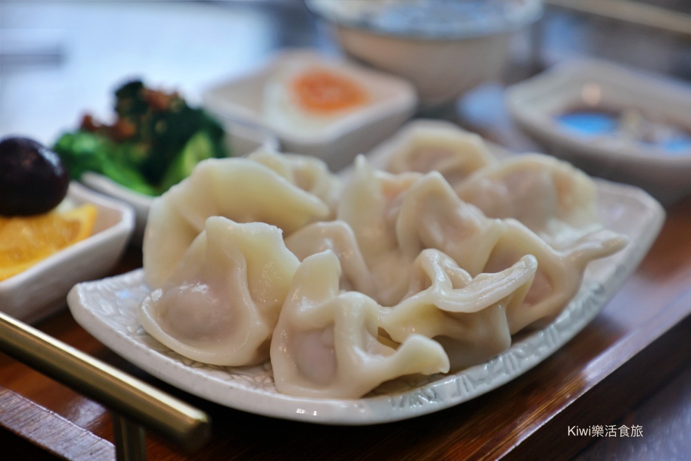 台中春鯉chunli︱台中中區美食哈爾濱闆娘的東北水餃.厚厚肉夾饃.春梅蘇打好喝又好拍,近柳川.台中火車站.中華夜市周邊美食 kiwi樂活食旅部落客推薦台中春鯉chunli.台中中區美食哈爾濱姑娘的東北水餃.厚厚肉夾饃.春梅蘇打好喝又好拍,近柳川.台中火車站.台中公園.日曜outlet天地.台中東協廣場.台中中華夜市周邊美食