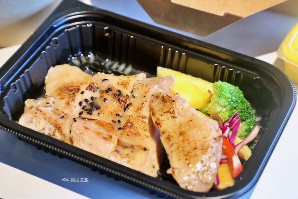台中覓蠶健康餐盒樂業店|台中東區健康餐盒.便當推薦炊蛋必點.餐點口味雞胸.雞腿.牛肉.鮭魚.素食餐盒 kiwi樂活食旅部落客推薦台中覓蠶健康餐盒樂業店.台中東區健康餐盒.便當推薦炊蛋必點.餐點口味雞胸.雞腿.牛肉.鮭魚.素食餐盒.台中便當推薦.台中.東區.台中美食.東區美食