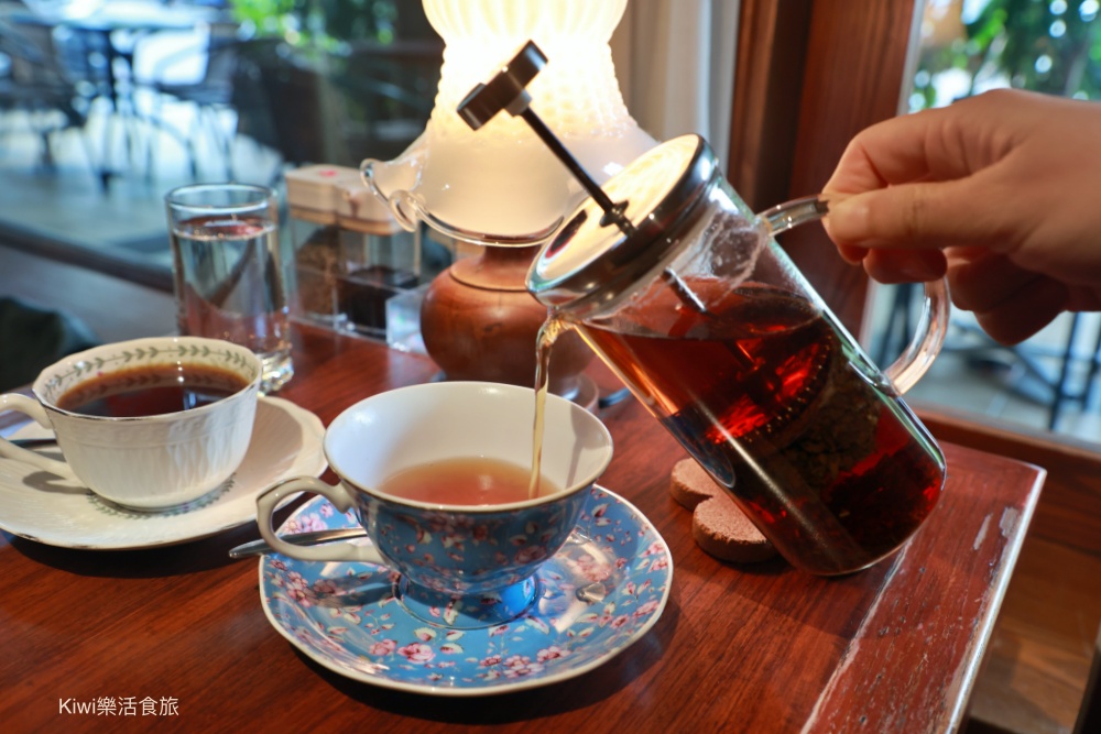 kiwi樂活食旅部落客推薦台中中非咖啡.西區美食老派咖啡館.虹吸壺手沖咖啡.推薦藍山咖啡