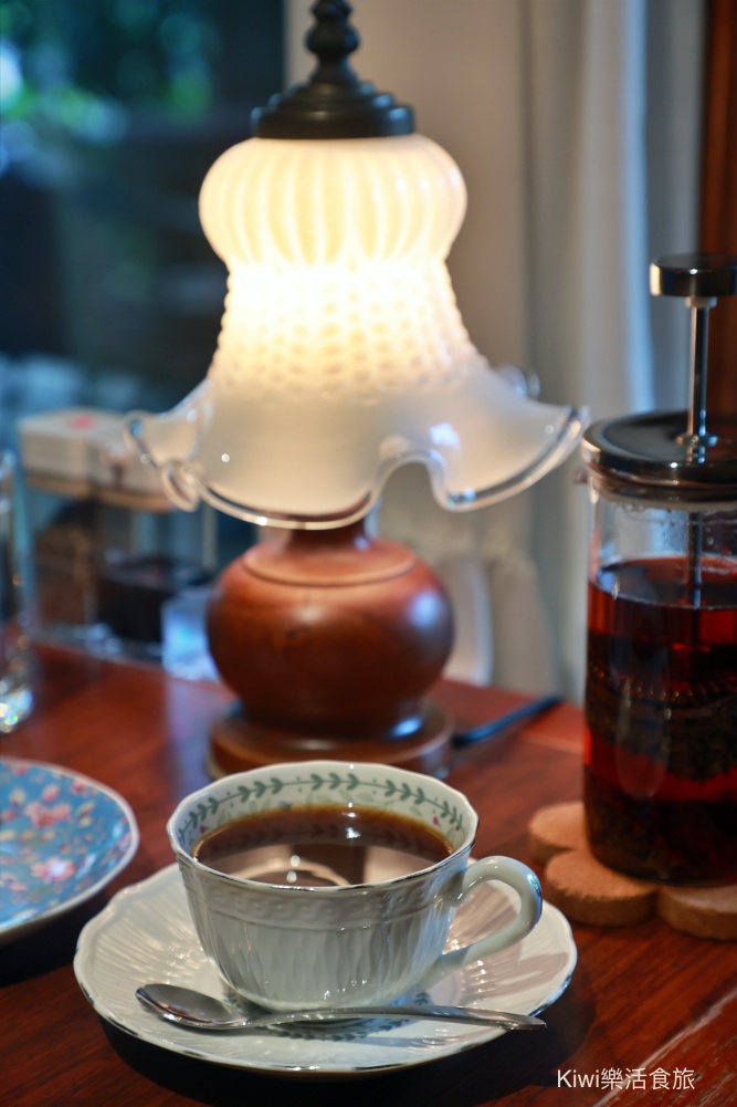 kiwi樂活食旅部落客推薦台中中非咖啡.西區美食老派咖啡館.虹吸壺手沖咖啡.推薦藍山咖啡