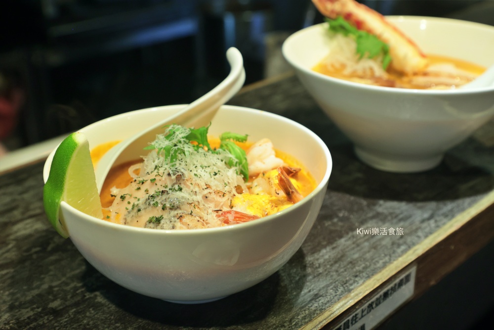 kiwi樂活食旅部落客推薦台中北區麵初心者胭脂.螃蟹龍蝦拉麵.台中首家拉麵以龍蝦.螃蟹為湯底的拉麵.台中一中商圈周邊美食