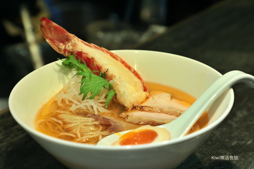 kiwi樂活食旅部落客推薦台中北區麵初心者胭脂.螃蟹龍蝦拉麵.台中首家拉麵以龍蝦.螃蟹為湯底的拉麵.台中一中商圈周邊美食