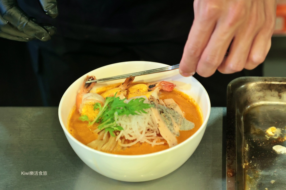 kiwi樂活食旅部落客推薦台中北區麵初心者胭脂.螃蟹龍蝦拉麵.台中首家拉麵以龍蝦.螃蟹為湯底的拉麵.台中一中商圈周邊美食