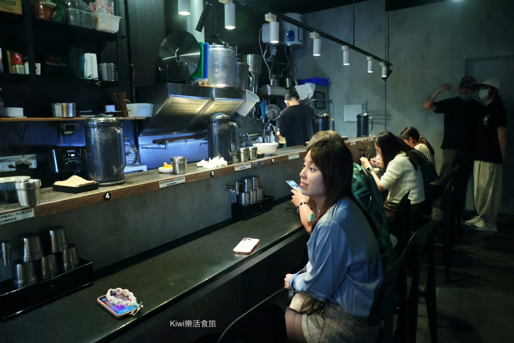 kiwi樂活食旅部落客推薦台中北區麵初心者胭脂.螃蟹龍蝦拉麵.台中首家拉麵以龍蝦.螃蟹為湯底的拉麵.台中一中商圈周邊美食