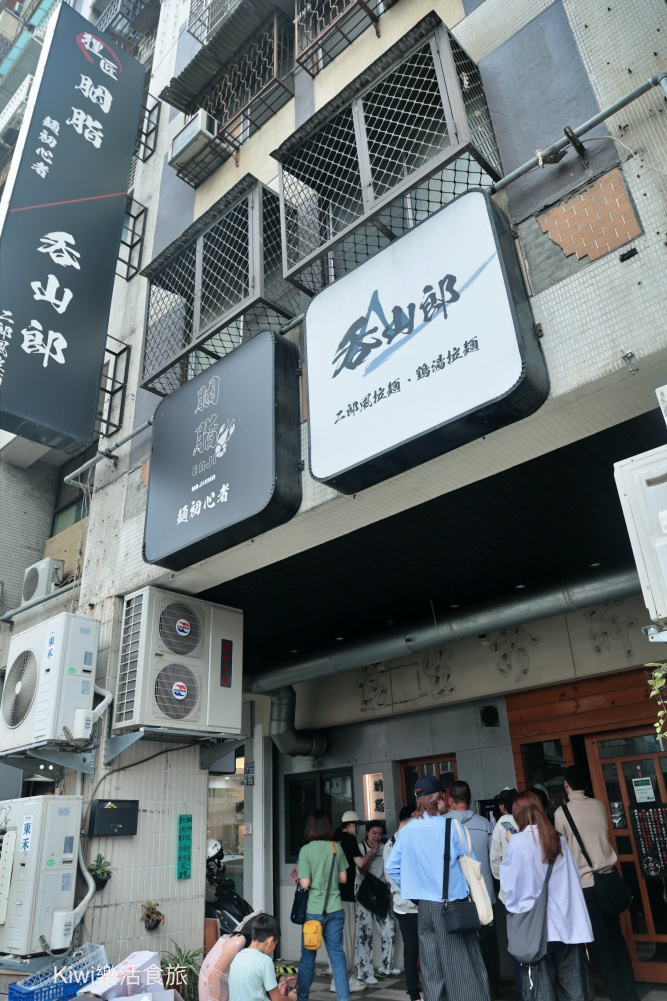 kiwi樂活食旅部落客推薦台中北區麵初心者胭脂.螃蟹龍蝦拉麵.台中首家拉麵以龍蝦.螃蟹為湯底的拉麵.台中一中商圈周邊美食