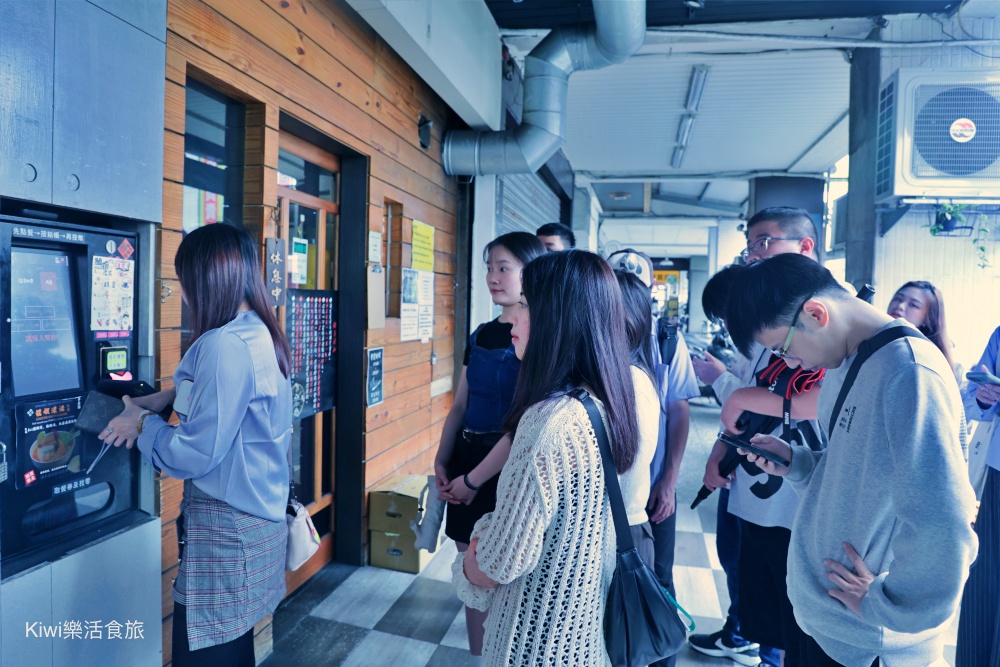 kiwi樂活食旅部落客推薦台中北區麵初心者胭脂.螃蟹龍蝦拉麵.台中首家拉麵以龍蝦.螃蟹為湯底的拉麵.台中一中商圈周邊美食