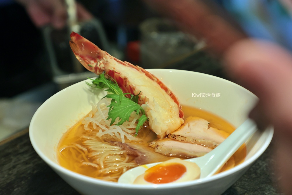 kiwi樂活食旅部落客推薦台中北區麵初心者胭脂.螃蟹龍蝦拉麵.台中首家拉麵以龍蝦.螃蟹為湯底的拉麵.台中一中商圈周邊美食