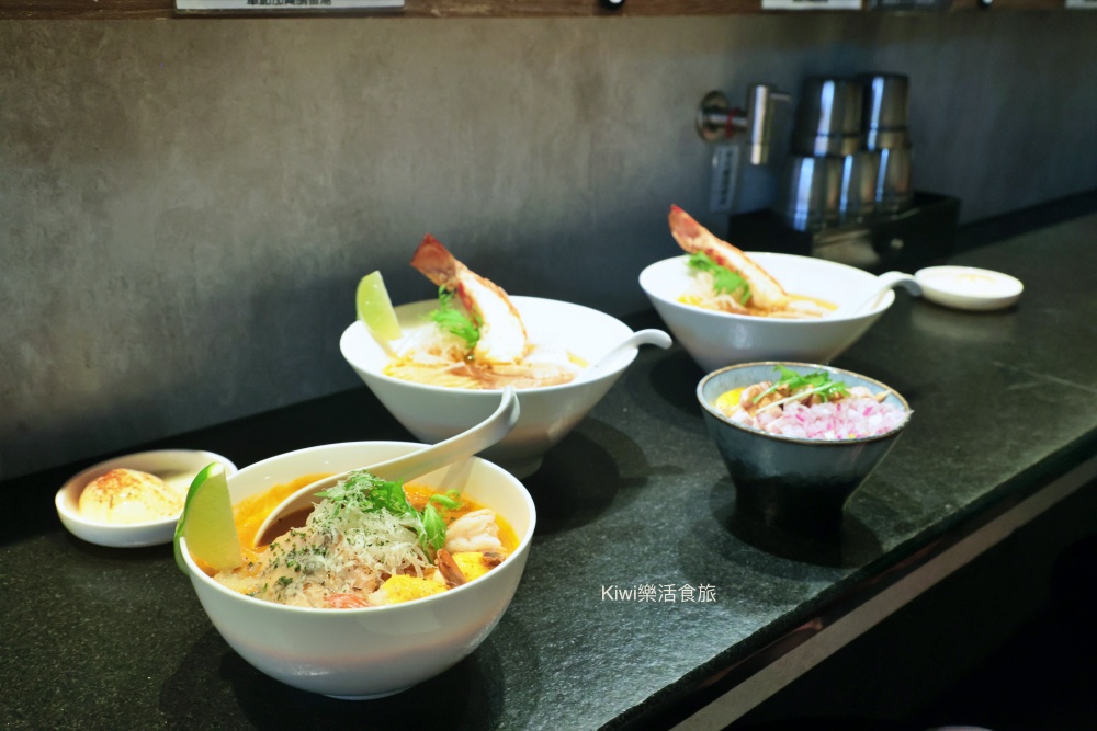 kiwi樂活食旅部落客推薦台中北區麵初心者胭脂.螃蟹龍蝦拉麵.台中首家拉麵以龍蝦.螃蟹為湯底的拉麵.台中一中商圈周邊美食