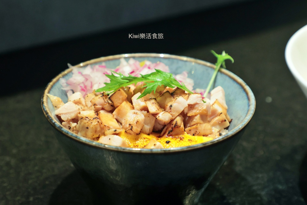 kiwi樂活食旅部落客推薦台中北區麵初心者胭脂.螃蟹龍蝦拉麵.台中首家拉麵以龍蝦.螃蟹為湯底的拉麵.台中一中商圈周邊美食