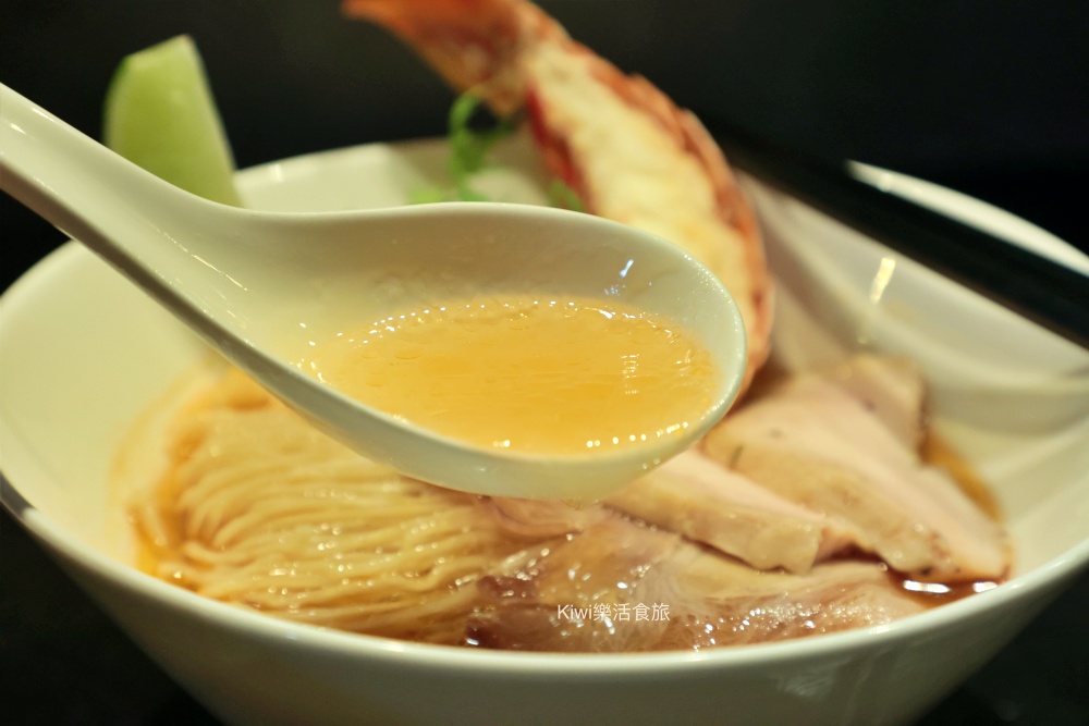 kiwi樂活食旅部落客推薦台中北區麵初心者胭脂.螃蟹龍蝦拉麵.台中首家拉麵以龍蝦.螃蟹為湯底的拉麵.台中一中商圈周邊美食