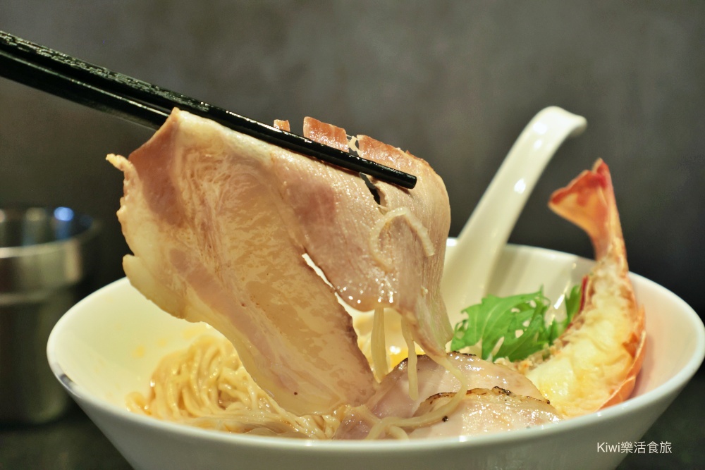 kiwi樂活食旅部落客推薦台中北區麵初心者胭脂.螃蟹龍蝦拉麵.台中首家拉麵以龍蝦.螃蟹為湯底的拉麵.台中一中商圈周邊美食