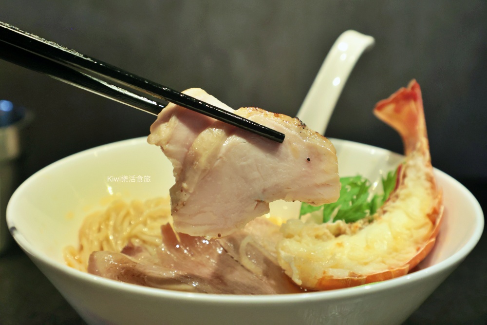 kiwi樂活食旅部落客推薦台中北區麵初心者胭脂.螃蟹龍蝦拉麵.台中首家拉麵以龍蝦.螃蟹為湯底的拉麵.台中一中商圈周邊美食